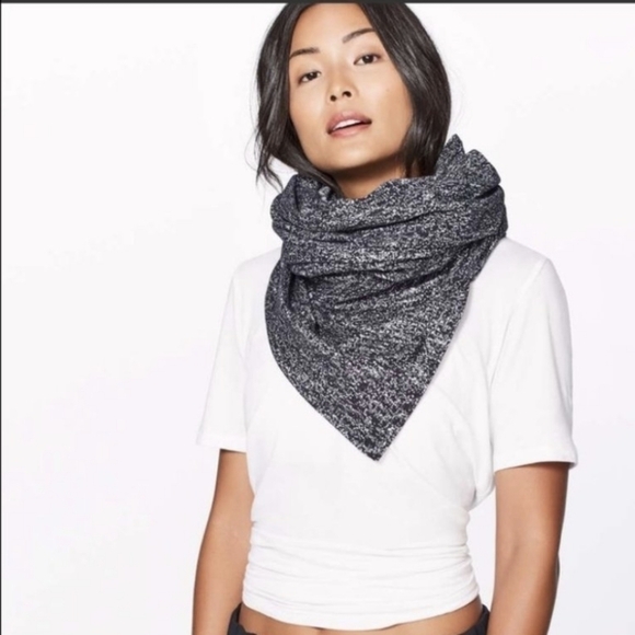 LULULEMON vinsaya scarf WrapRunning Luon Suited Jacquard Black White / Black - Picture 9 of 10
